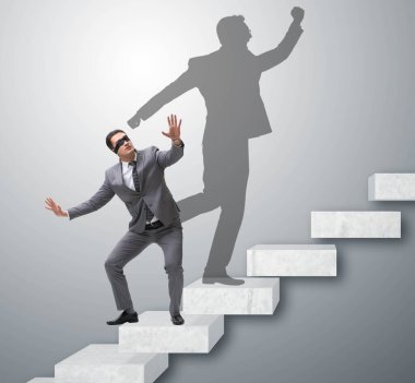 İş adamı ve iş konseptindeki gölgesi