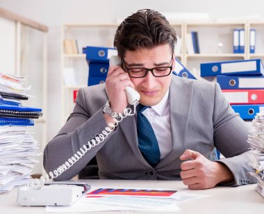 İşadamı evrak işleriyle meşgul.