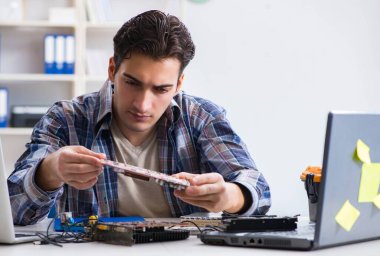 Tecrübeli teknikler tarafından bilgisayar donanımı onarımı ve onarımı