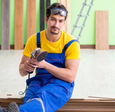 Profesyonel müteahhit evde döşeme döşemesi yapıyor.