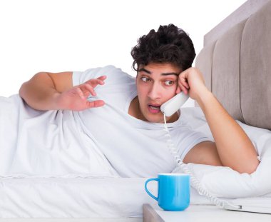 Yatakta uykusuzluk çeken adam.
