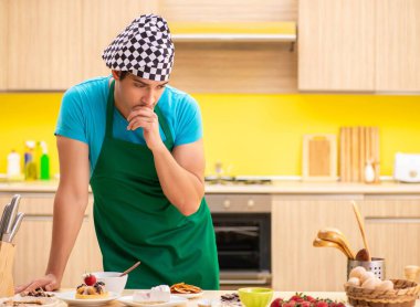 Genç profesyonel aşçı mutfakta hazırlanıyor.