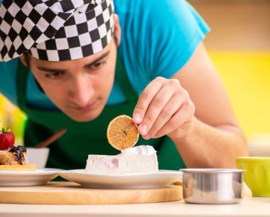 Adam evde pasta hazırlıyor.