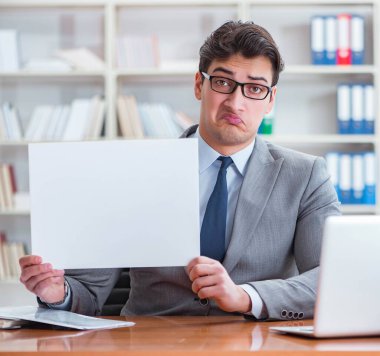 Ofisteki işadamı elinde boş bir mesaj panosu tutuyor.