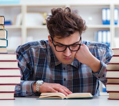 İnek öğrenci üniversite sınavlarına hazırlanıyor.