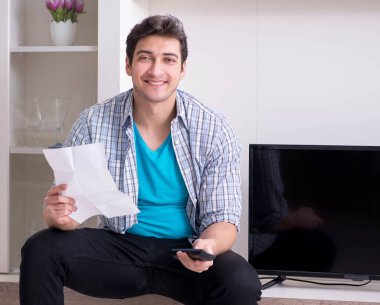 Bozuk televizyonu tamir etmeye çalışan adam