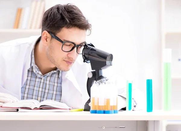 Chemiestudentin macht chemische Experimente im Klassenzimmer — Stockfoto