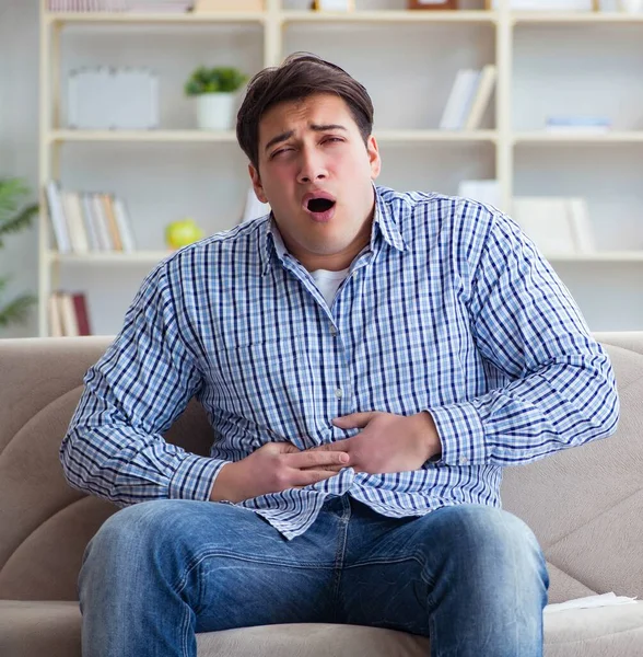 Hombre que sufre de dolor en casa — Foto de Stock