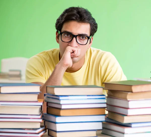 Étudiant avec trop de livres à lire avant l'examen — Photo