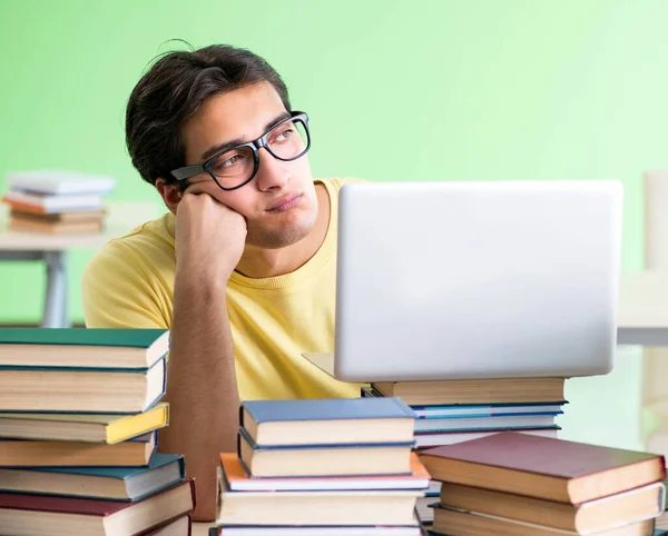 Estudante com muitos livros para ler antes do exame — Fotografia de Stock