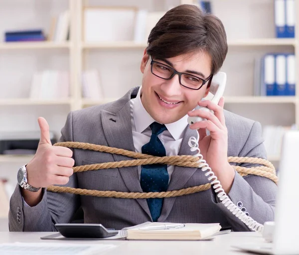 Geschäftsmann im Amt mit Seil gefesselt — Stockfoto