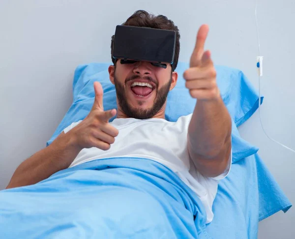 Paciente no hospital com óculos de realidade virtual — Fotografia de Stock