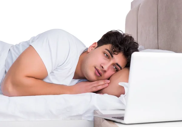 Bărbatul în pat care suferă de insomnie — Fotografie, imagine de stoc