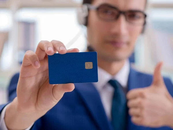 Homem que paga com cartão de crédito online — Fotografia de Stock