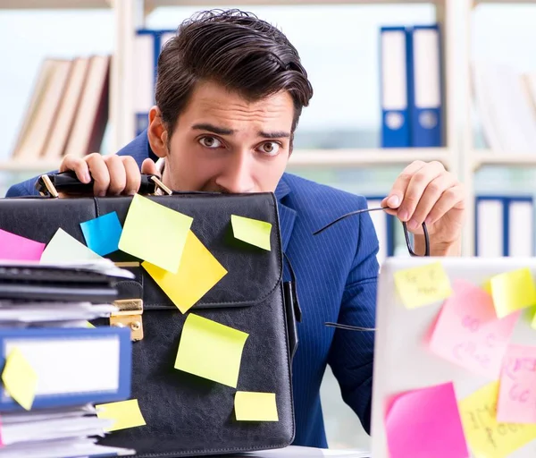 Empresario con notas recordatorias en concepto multitarea —  Fotos de Stock