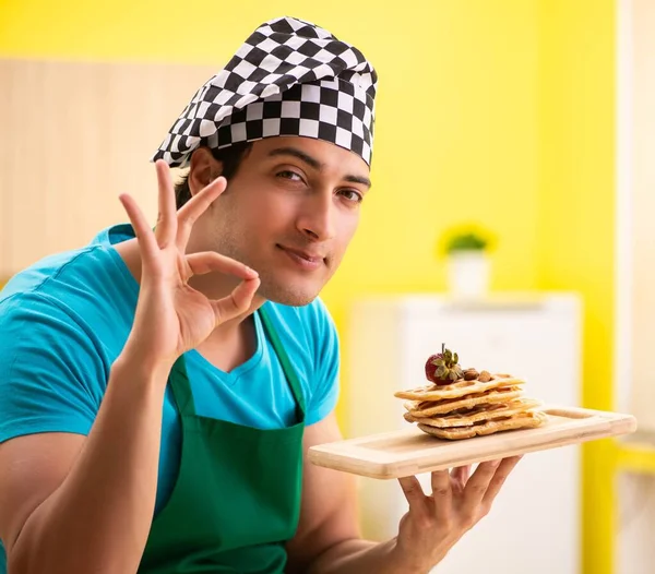 Muž kuchař připravuje dort v kuchyni doma — Stock fotografie