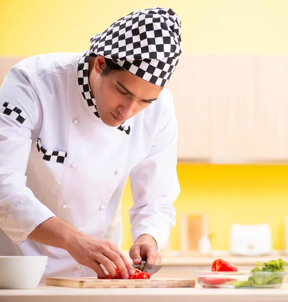 Fiatal profi szakács készít saláta otthon — Stock Fotó