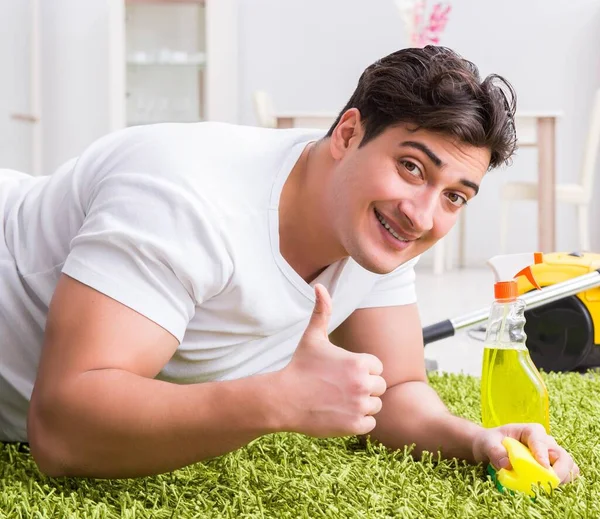 Junger Mann putzt Fußboden zu Hause — Stockfoto