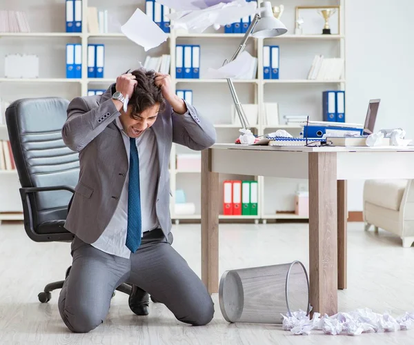 Der wütende Geschäftsmann schockiert Arbeit im Büro gefeuert — Stockfoto