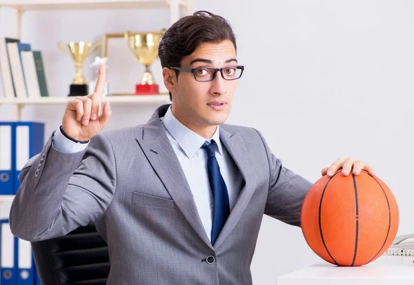 Jovem empresário jogando basquete no escritório durante o intervalo — Fotografia de Stock