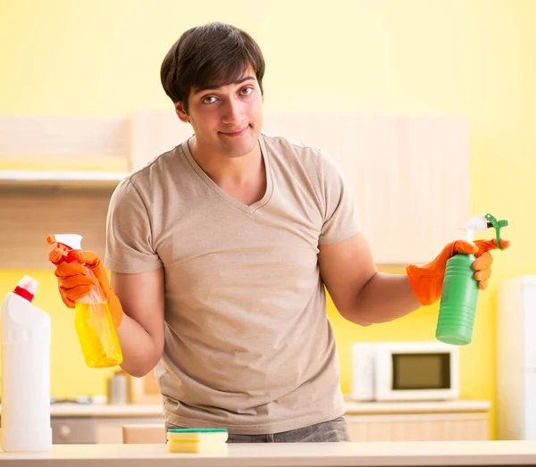 Homem solteiro limpeza cozinha em casa — Fotografia de Stock