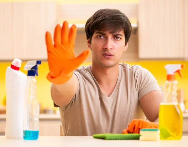 Bekar adam mutfağı temizliyor. — Stok fotoğraf