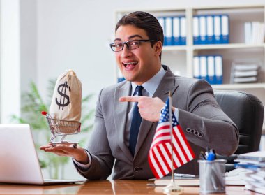 Ofisinde Amerikan bayrağı taşıyan bir iş adamı