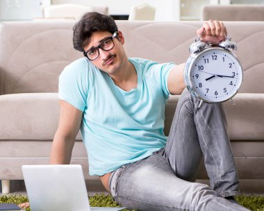 Evde üniversite sınavlarına hazırlanan öğrenci yöneticiler