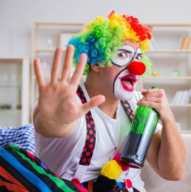 Sarhoş palyaço evde parti veriyor.