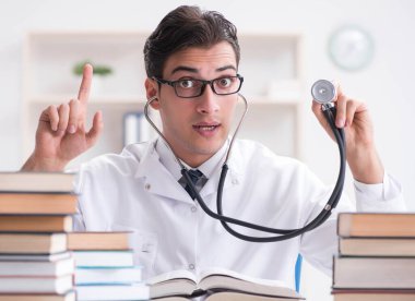 Tıp öğrencisi üniversite sınavlarına hazırlanıyor.