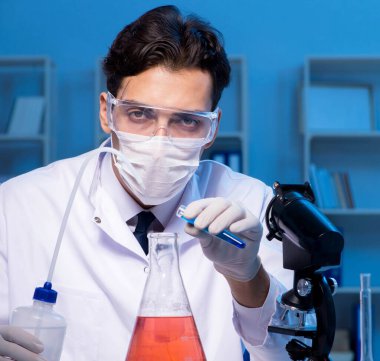 Kimya asistanı kimya laboratuvarında çalışıyor.