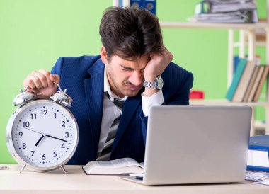 İşadamı ofiste aşırı çalışmaktan memnun değil.