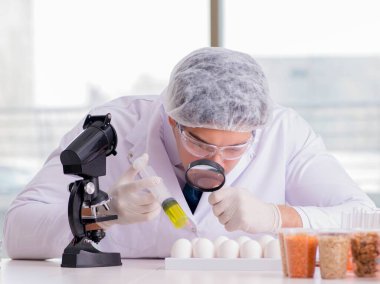 Beslenme uzmanı gıda ürünlerini laboratuvarda test ediyor.