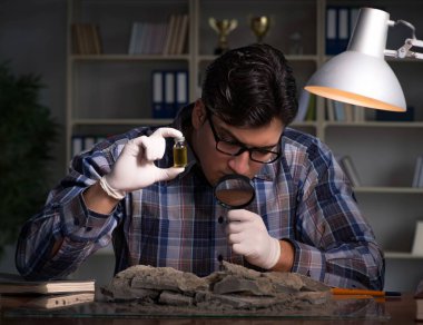 Arkeolog geç saatlere kadar ofiste çalışıyor.