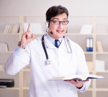 Tıbbi konseptteki genç doktor.