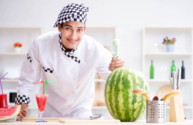 Mutfakta karpuzlu bir erkek aşçı.