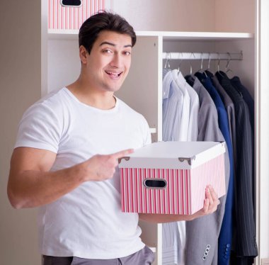 Genç işadamı iş için giyiniyor.