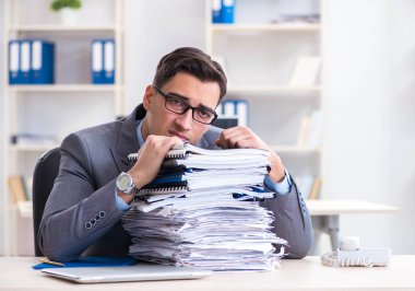 Fazla mesai, evrak işi yükü altında.