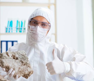 Bilimadamları laboratuarda taş örnekleri arıyor.