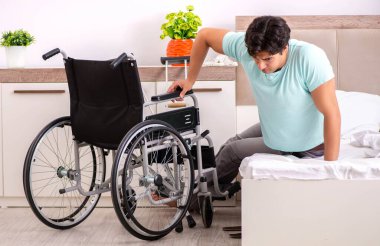 Genç yakışıklı engelli adam evde iyileşiyor.