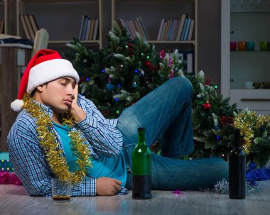 Adam Noel 'i evde yalnız kutluyor.