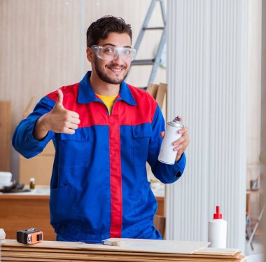 Tamirci, boyayla uğraşan marangoz.