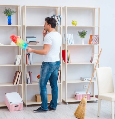 Evini temizleyen adam.