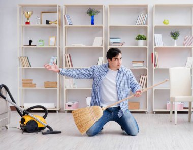 Adam evi temizliyor.