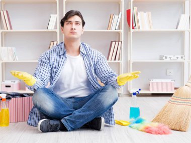 Evini temizleyen adam.