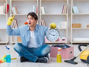 Adam evi temizliyor.