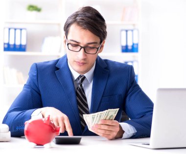 İş adamı kriz sırasındaki birikimlerini düşünüyor.