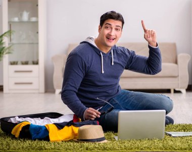 Tatil gezisini haritayla planlayan adam