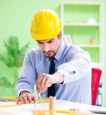 Projede çalışan genç erkek mimar.