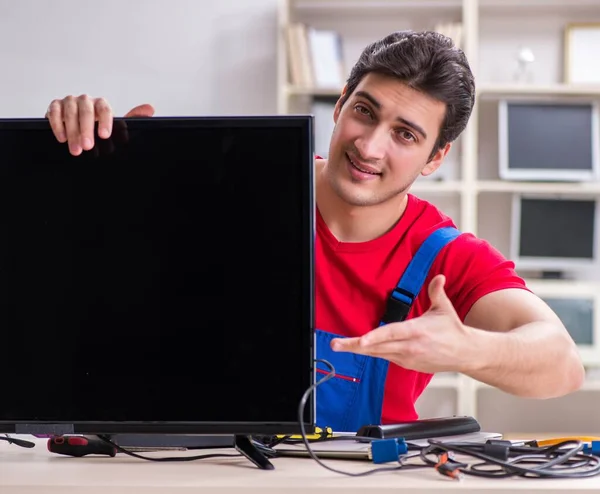 Engenheiro de reparação profissional reparar tv quebrada — Fotografia de Stock